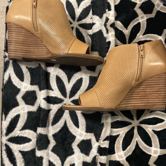 LUCKY 🍀 BRAND OPEN TOE BOOTIES!! - Picture 5 of 5